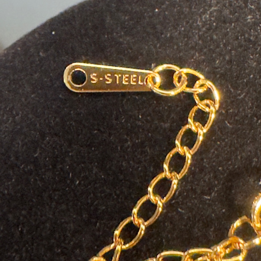 Step out in style with this timeless Clover & Flower triple set. - Picture 12 of 16